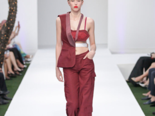 Modella in completo bordeaux con top a pois.