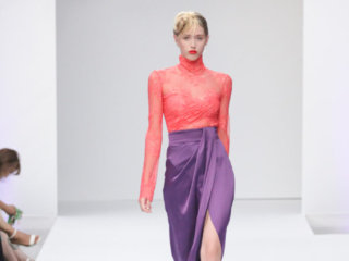 Modella con top rosso di pizzo e gonna viola.